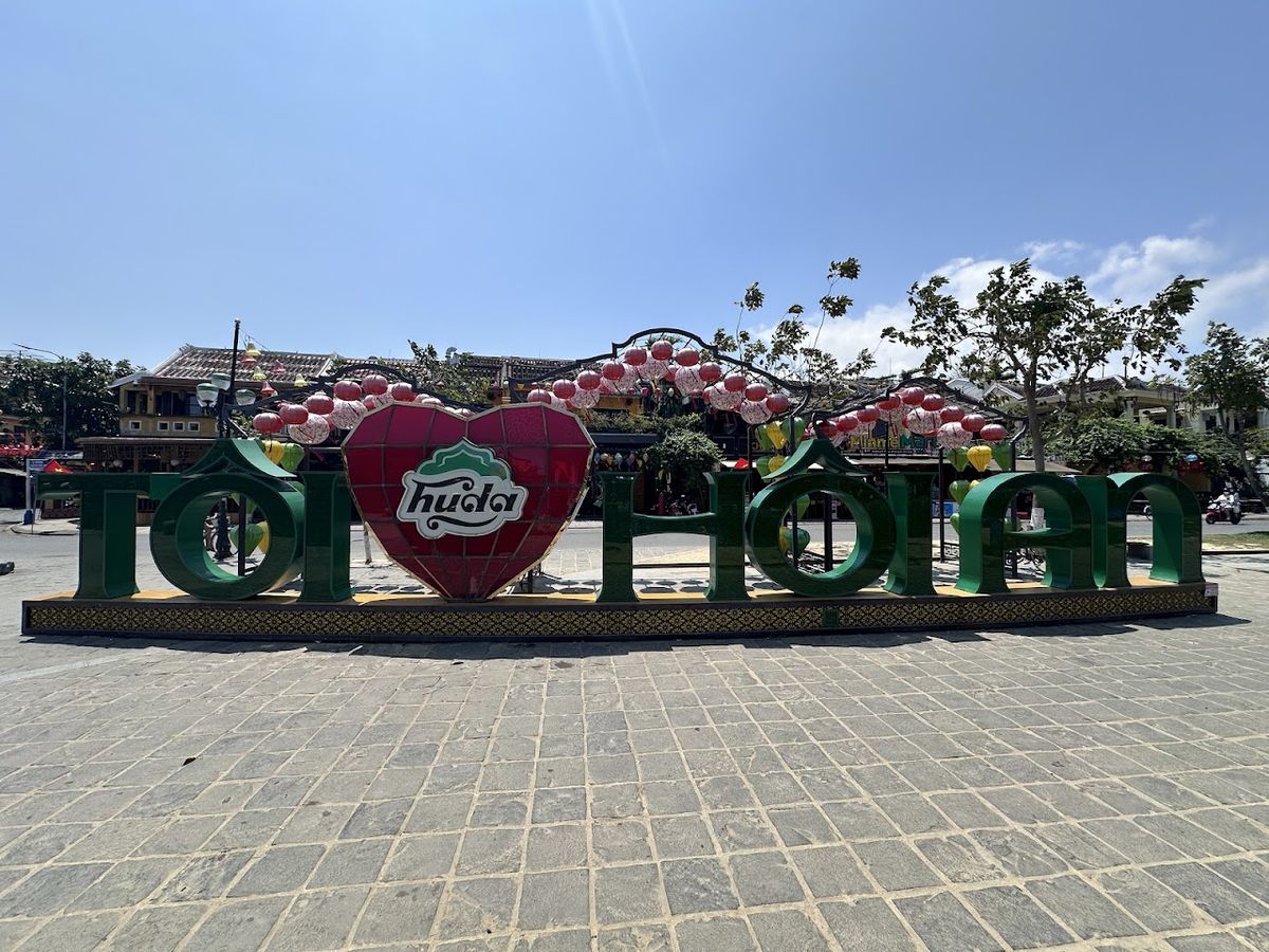 Hoi An sculpture promenade photo 3