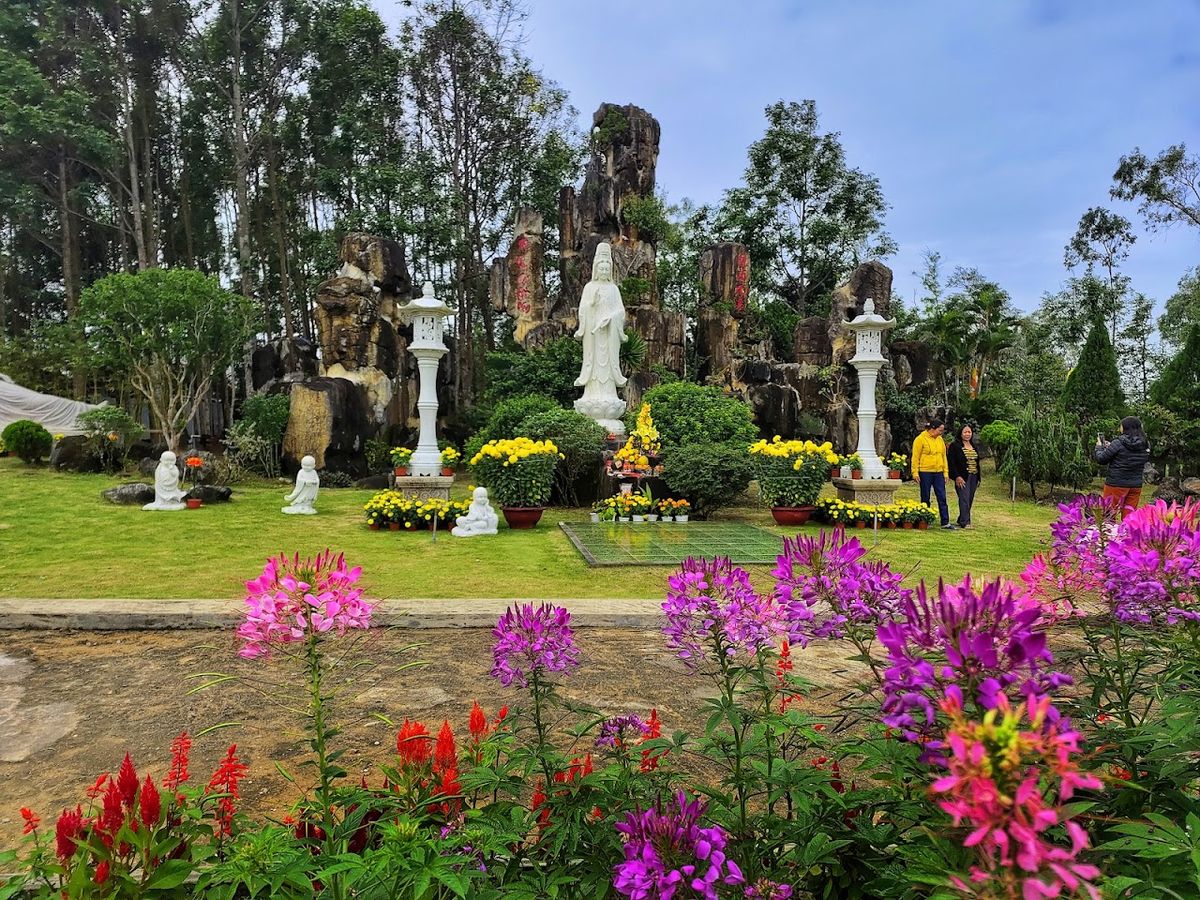 Van Duc Pagoda photo 3