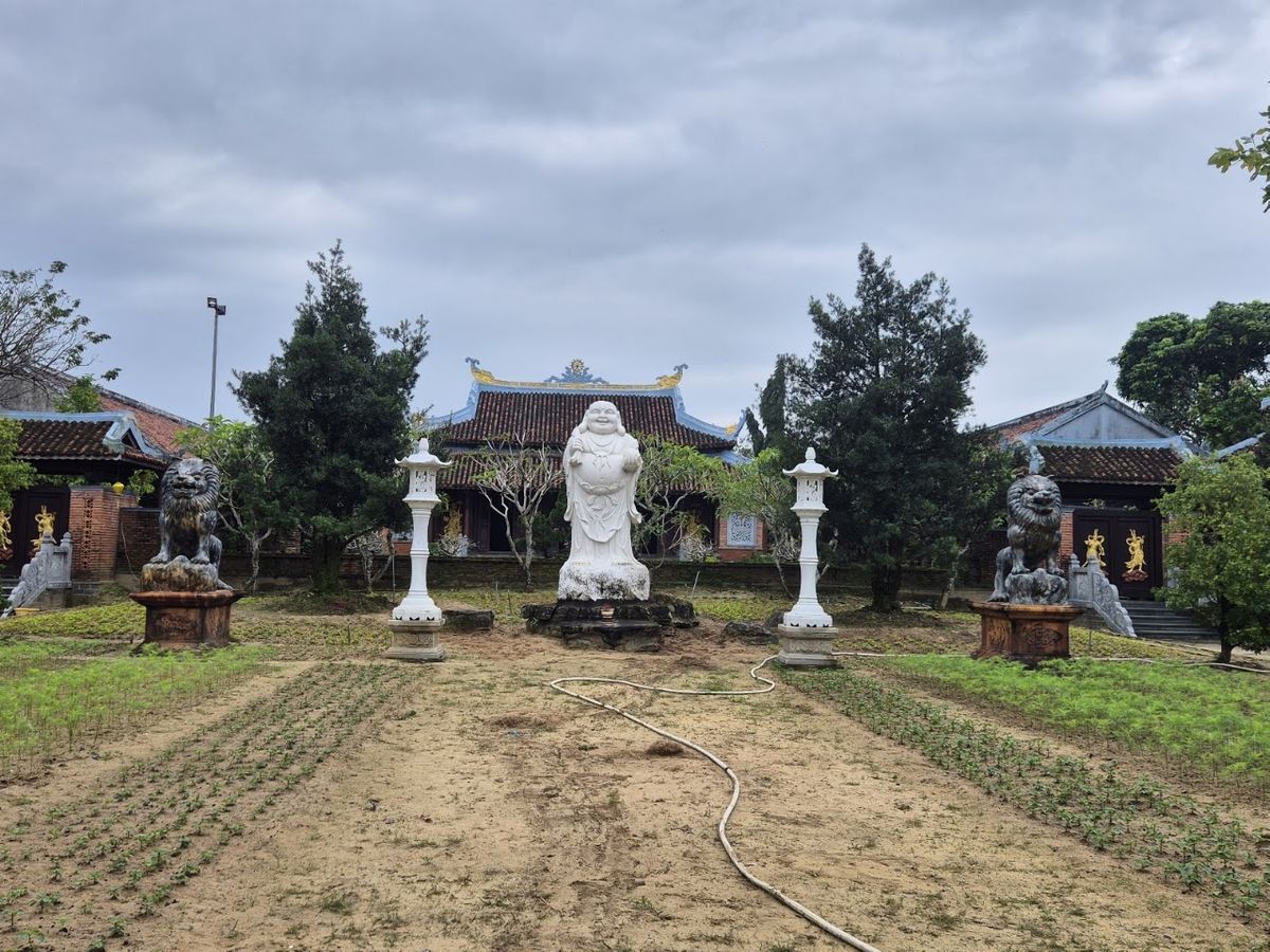 Van Duc Pagoda photo 4