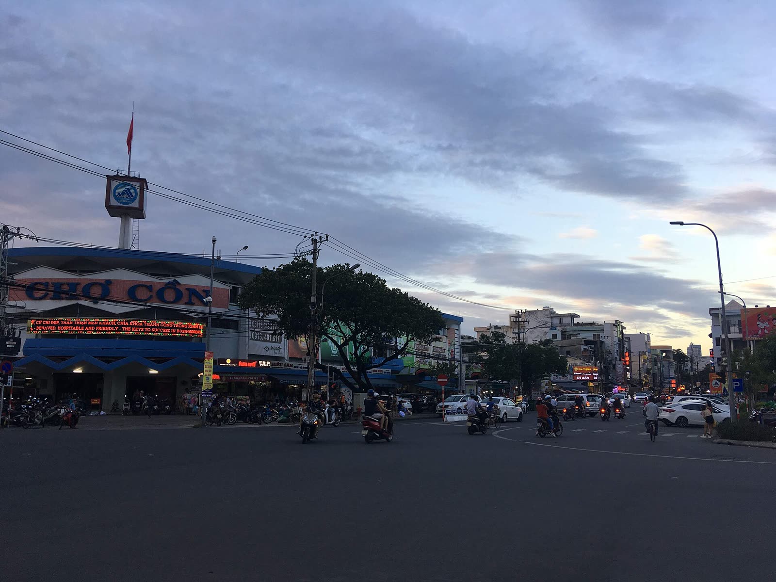 Con Market. Eat with the city, not on the bridge strip. Photo: Christophe95, Wikimedia Commons, CC BY-SA 4.0 Con Market in Da Nang at sunset, a cheap place to eat if you stay out of the Dragon Bridge restaurant row