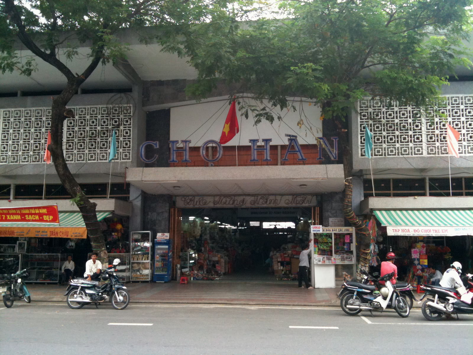 Street entrance of Han Market in Da Nang, with the CHỢ HÀN sign over the doors