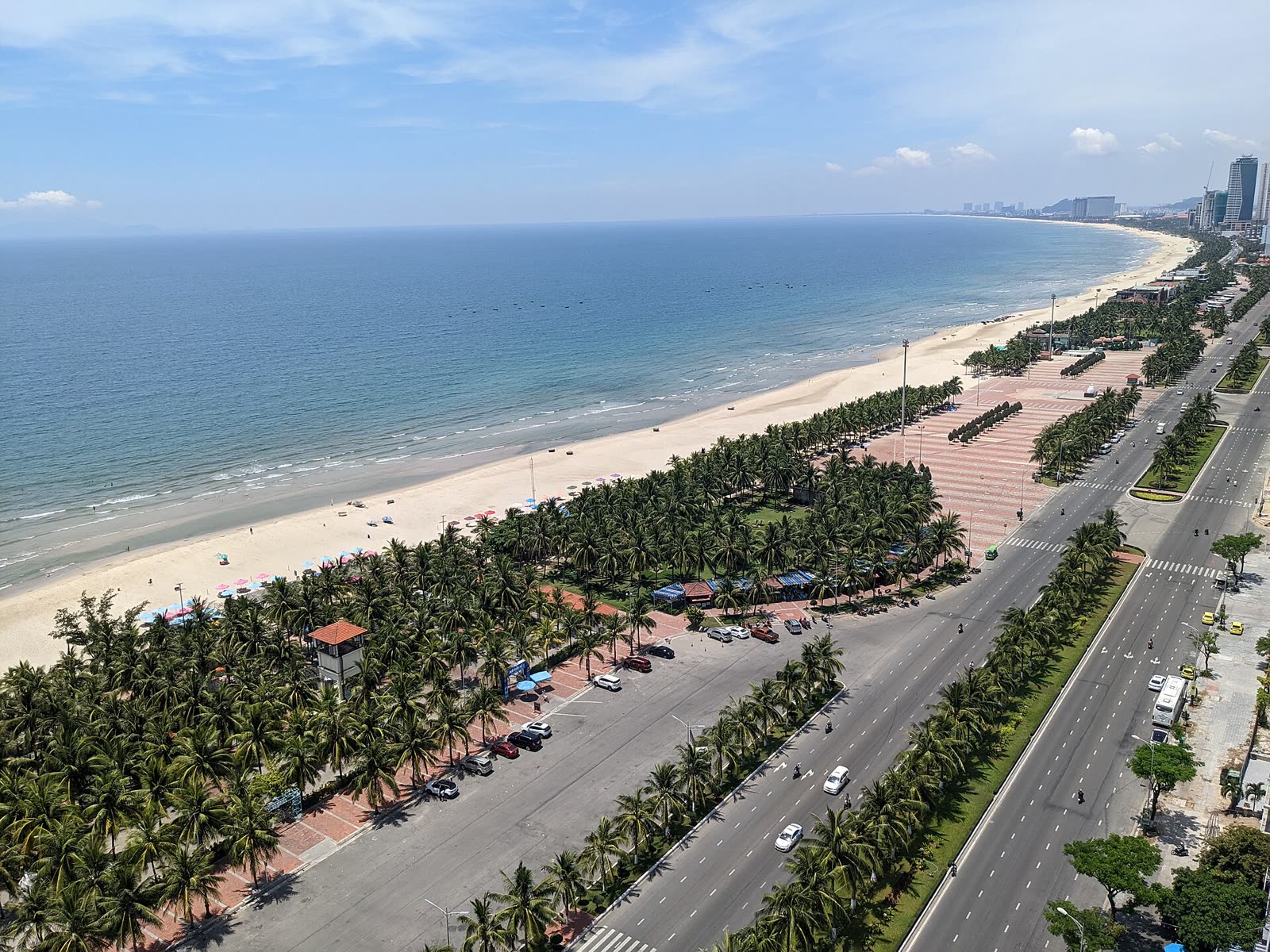 My Khe, once the phone is awake. Photo: Jpatokal, Wikimedia Commons, CC BY-SA 4.0 My Khe Beach in Da Nang, a wide sandy shore with the East Sea on the right