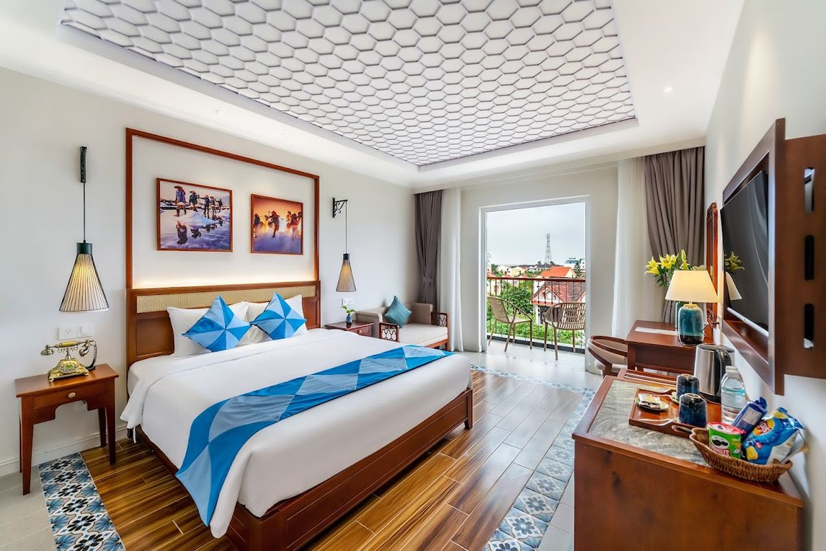 Amina Lantana Hoi An Hotel & Spa pool and grounds in Hoi An Old Town