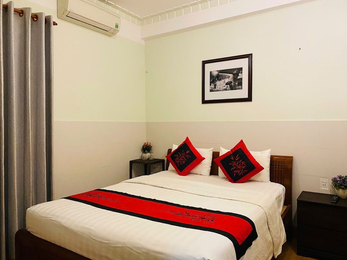 An Hoi Town Homestay pool and grounds in Hoi An Old Town