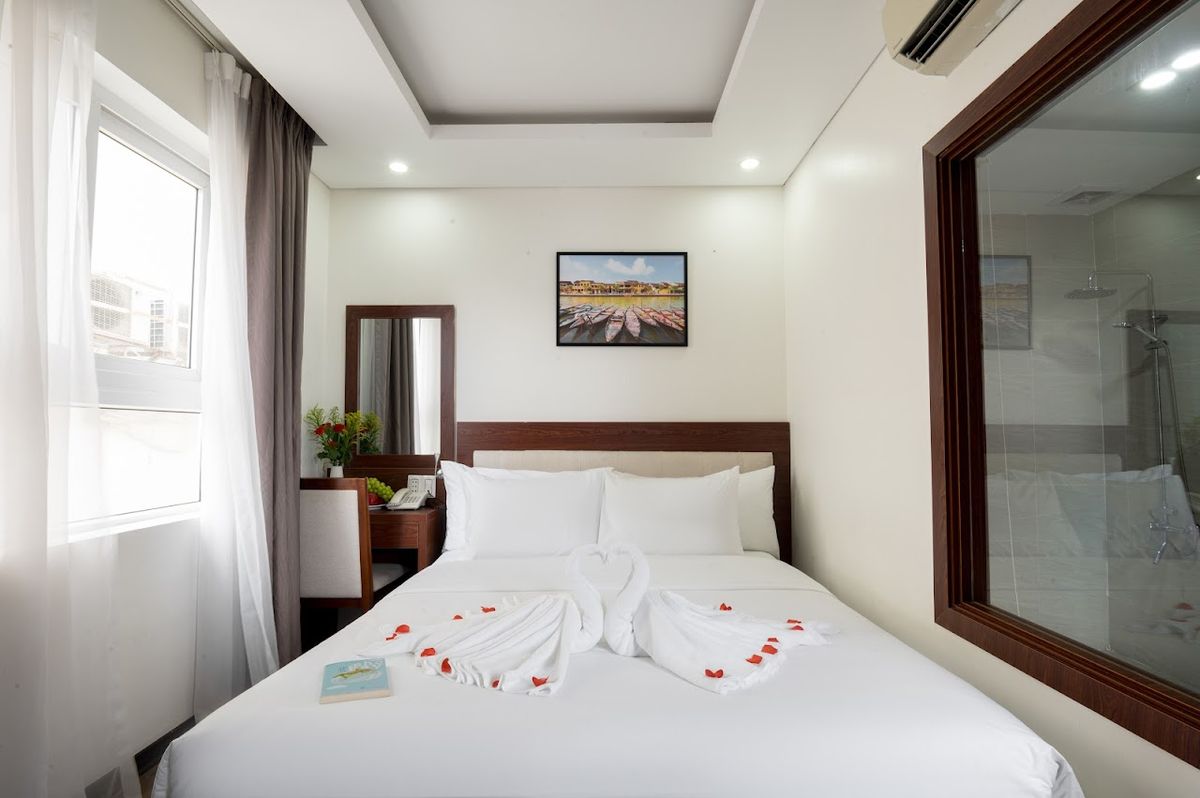 Đảo Ngọc Hotel pool and grounds in An Thuong