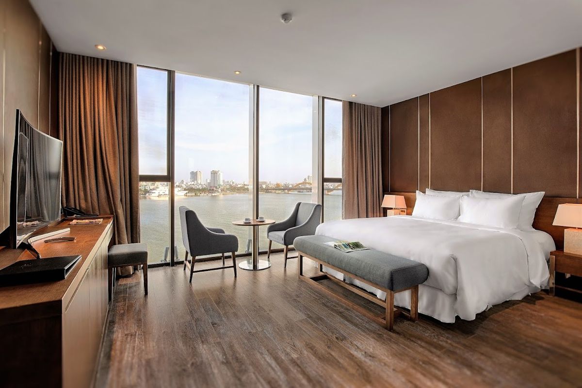 Avora Hotel pool and grounds in Da Nang City Centre