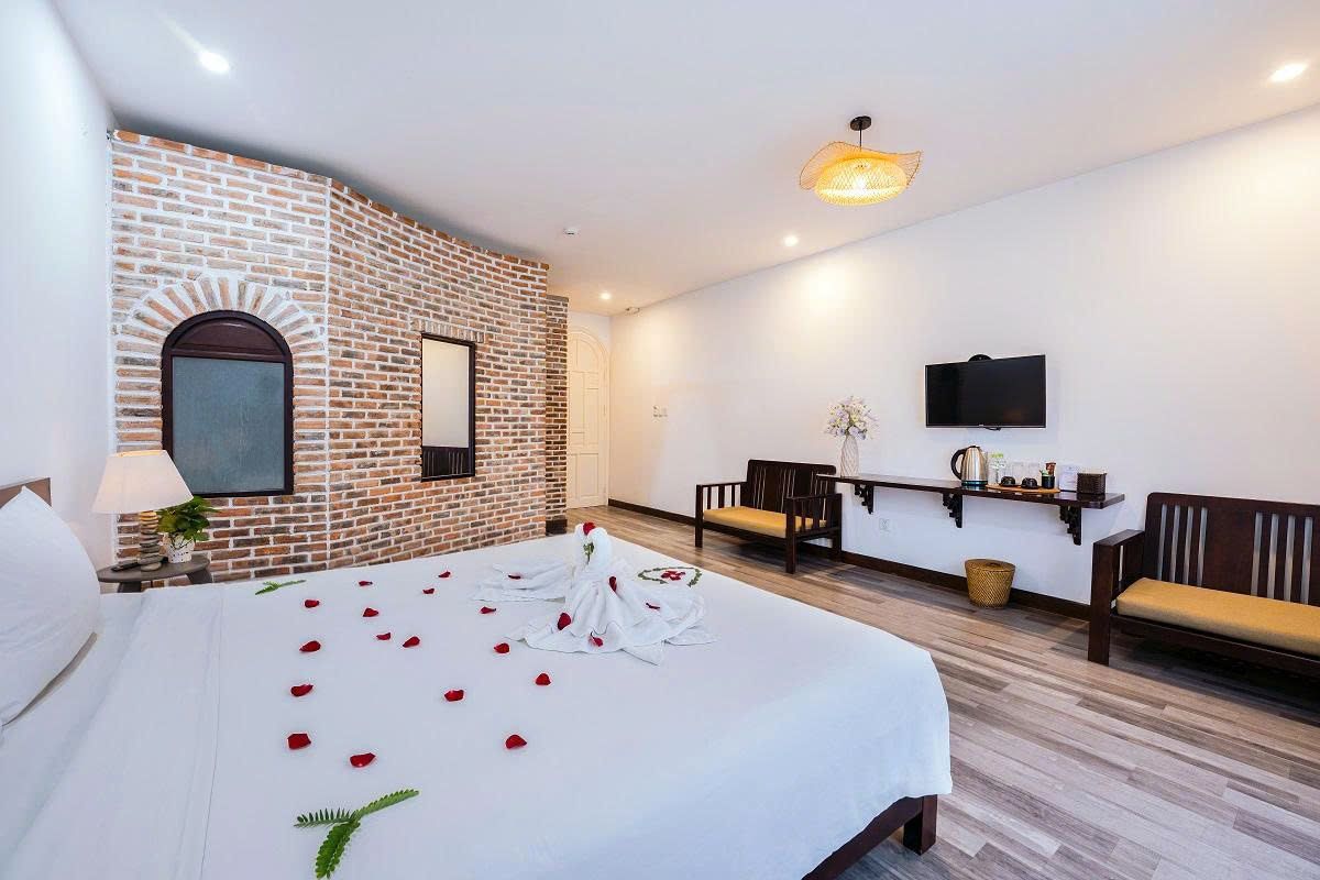 Blooms Boutique Village pool and grounds in Hoi An Old Town