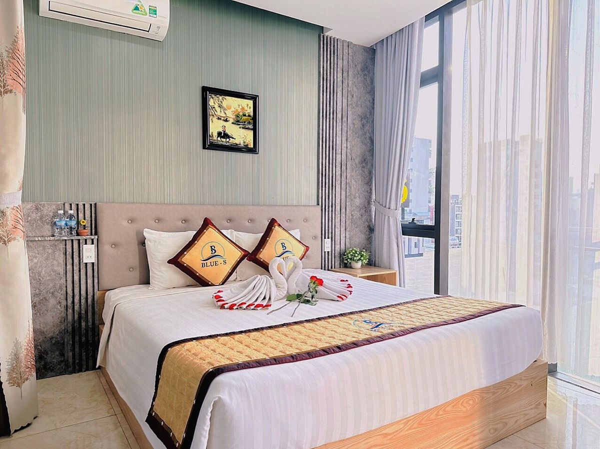 Blue-s Hotel & Apartment pool and grounds in An Thuong