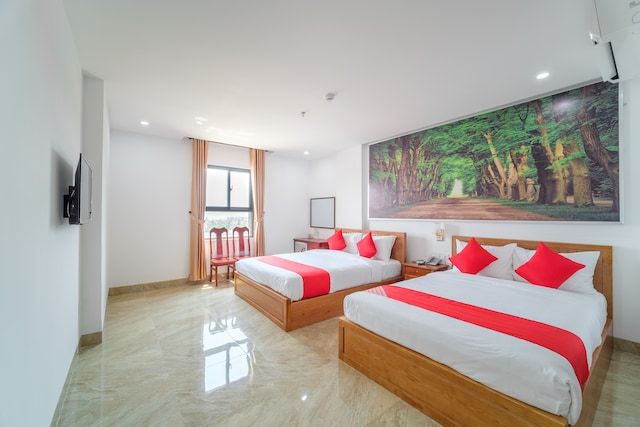Capital O 215 An Duc Hotel Da Nang pool and grounds in Non Nuoc