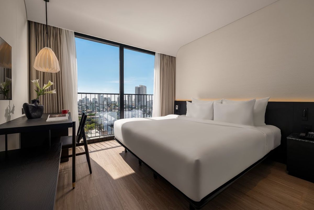 Caro Premium DaNang Hotel pool and grounds in Da Nang City Centre