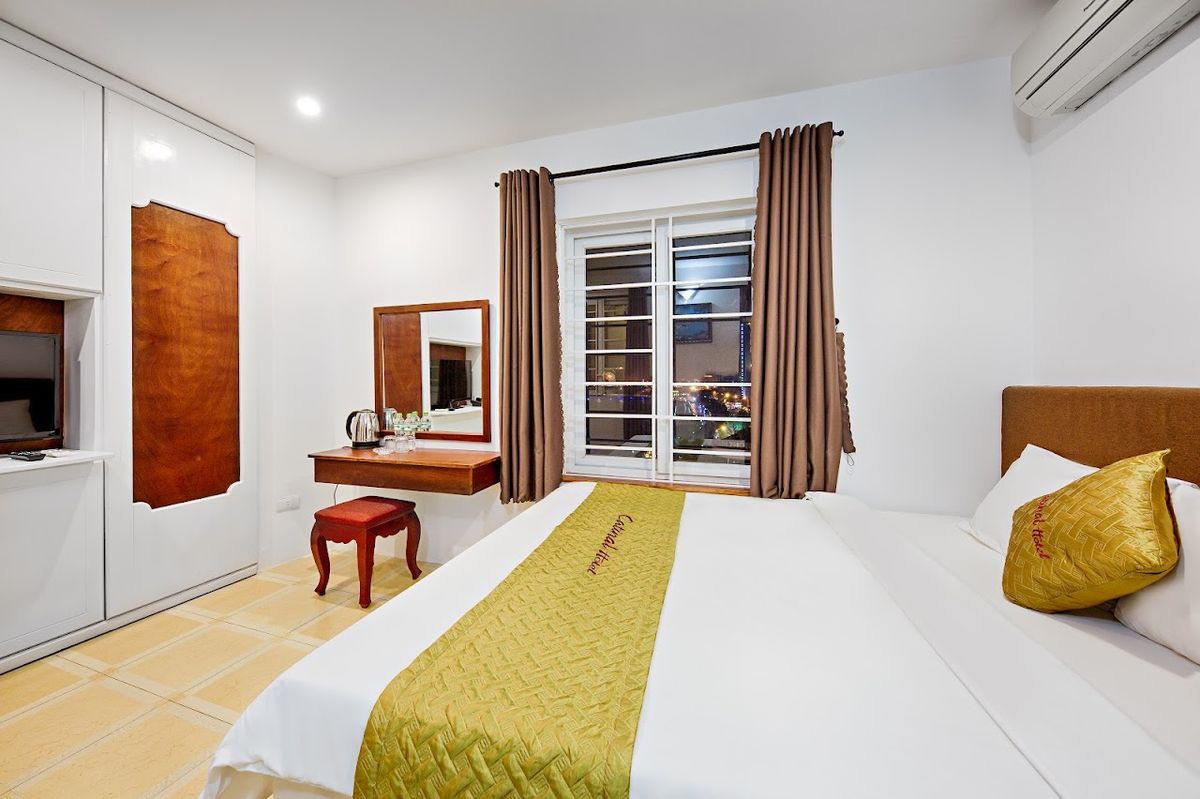 Catinal Hotel pool and grounds in Da Nang City Centre