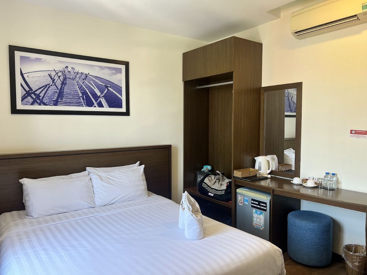 Central Hotel & Spa pool and grounds in Da Nang City Centre