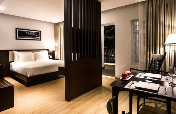 Di lusso Boutique Hotel pool and grounds in Da Nang City Centre