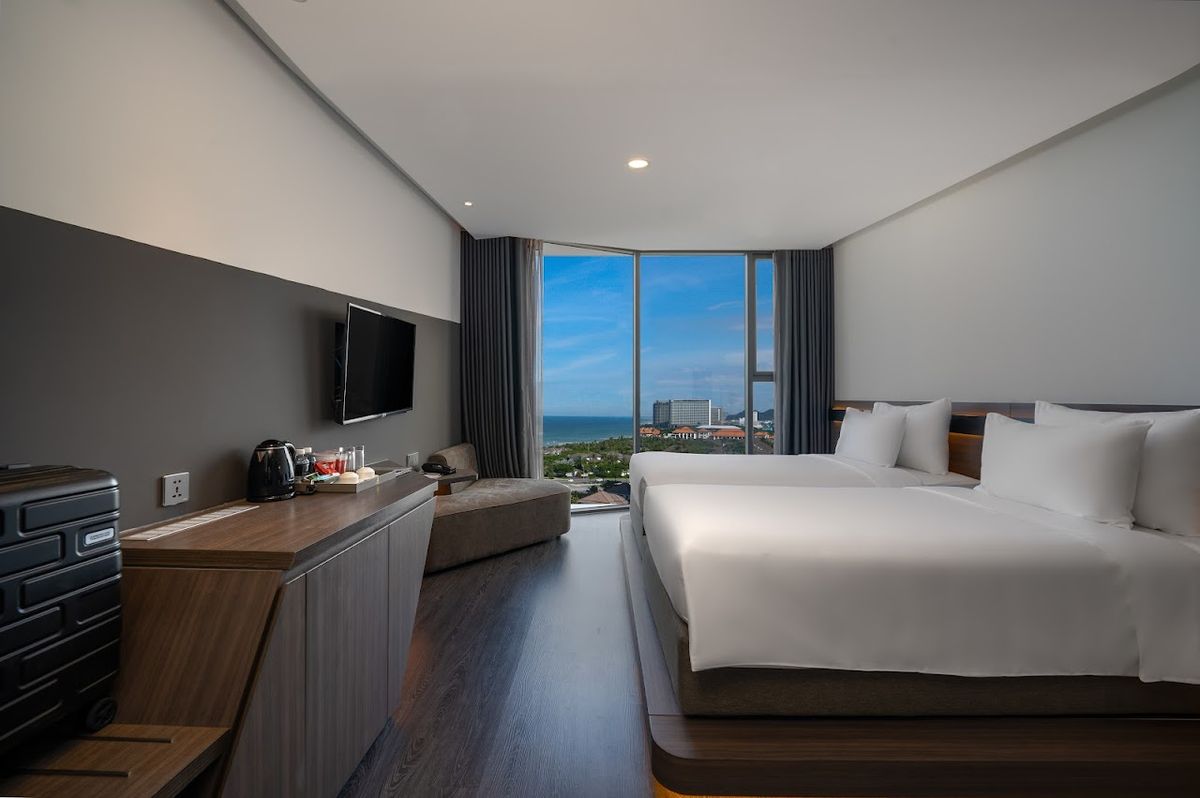 Draco Hotel & Suites pool and grounds in An Thuong