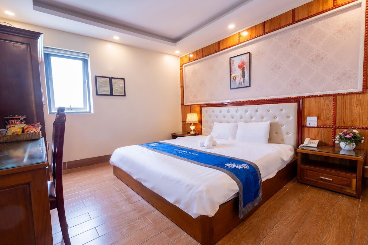 Duy Tùng Hotel Đà Nẵng pool and grounds in My Khe Beach