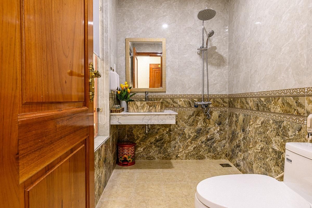 Duy Tùng Hotel Đà Nẵng room interior in My Khe Beach