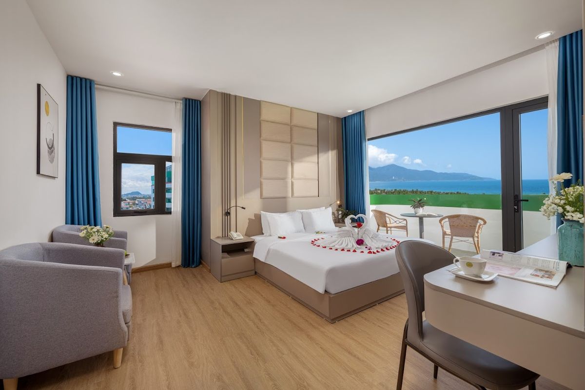 ELC Da Nang Hotel pool and grounds in Non Nuoc