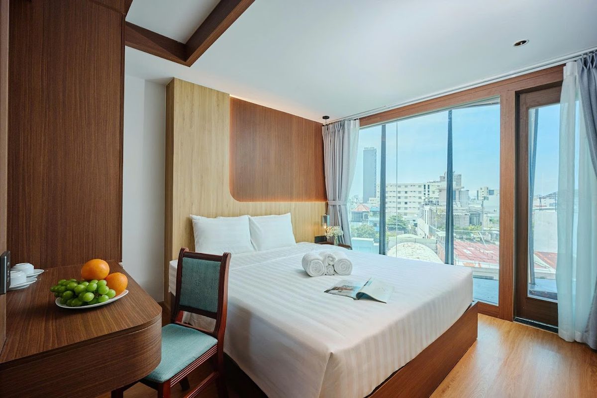 Elite Luxury Hotel Da Nang pool and grounds in Da Nang City Centre