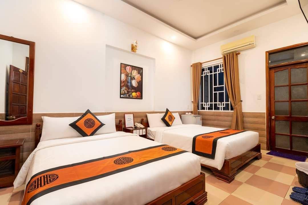 Family Hotel Hoi An Center pool and grounds in Hoi An Old Town