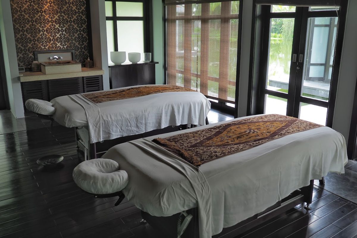Four Seasons Resort The Nam Hai, Hoi An pool and grounds in Hoi An Old Town