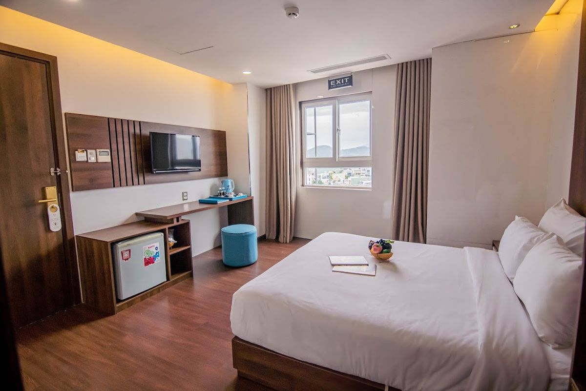 Gold Hotel Da Nang pool and grounds in Da Nang City Centre