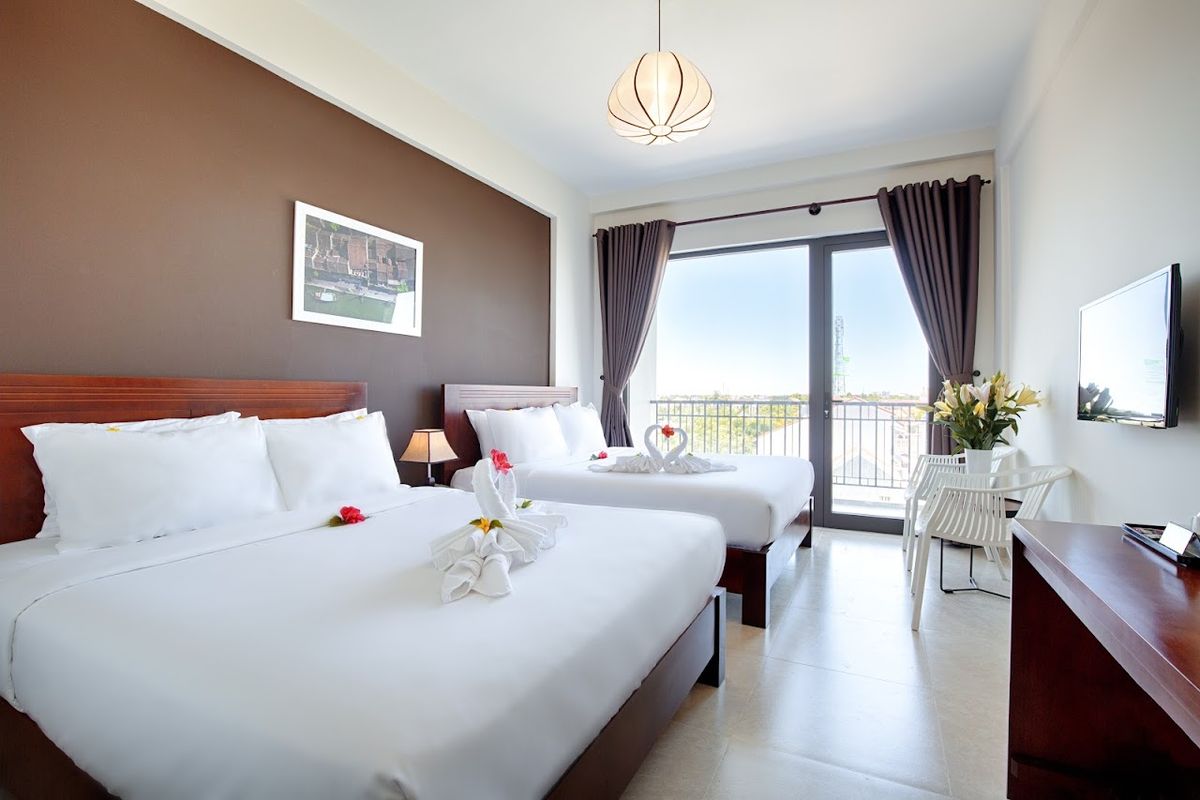 Green Apple Hotel pool and grounds in Hoi An Old Town
