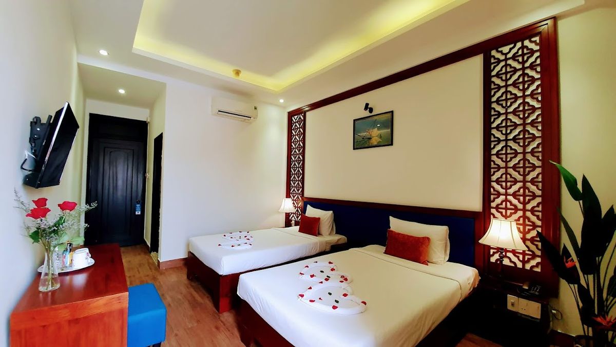 Hai Au Hotel pool and grounds in Hoi An Old Town