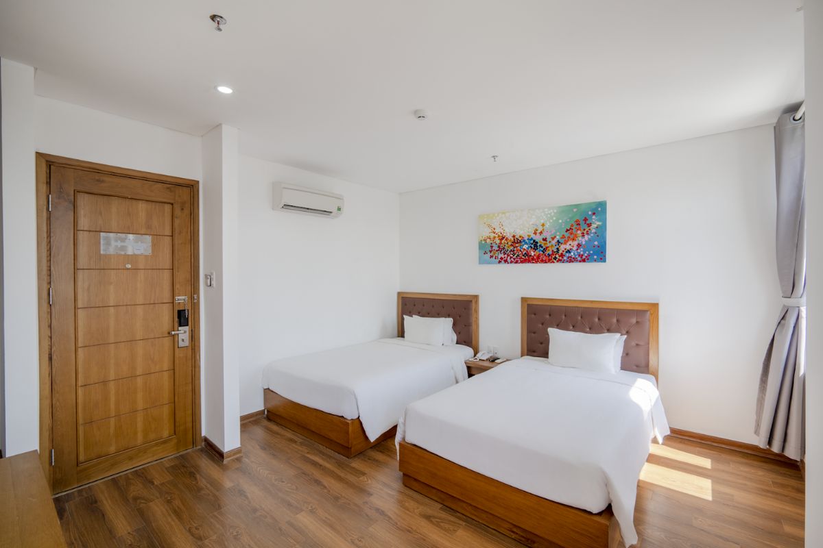 Hải Triều Hotel Đà Nẵng pool and grounds in Son Tra