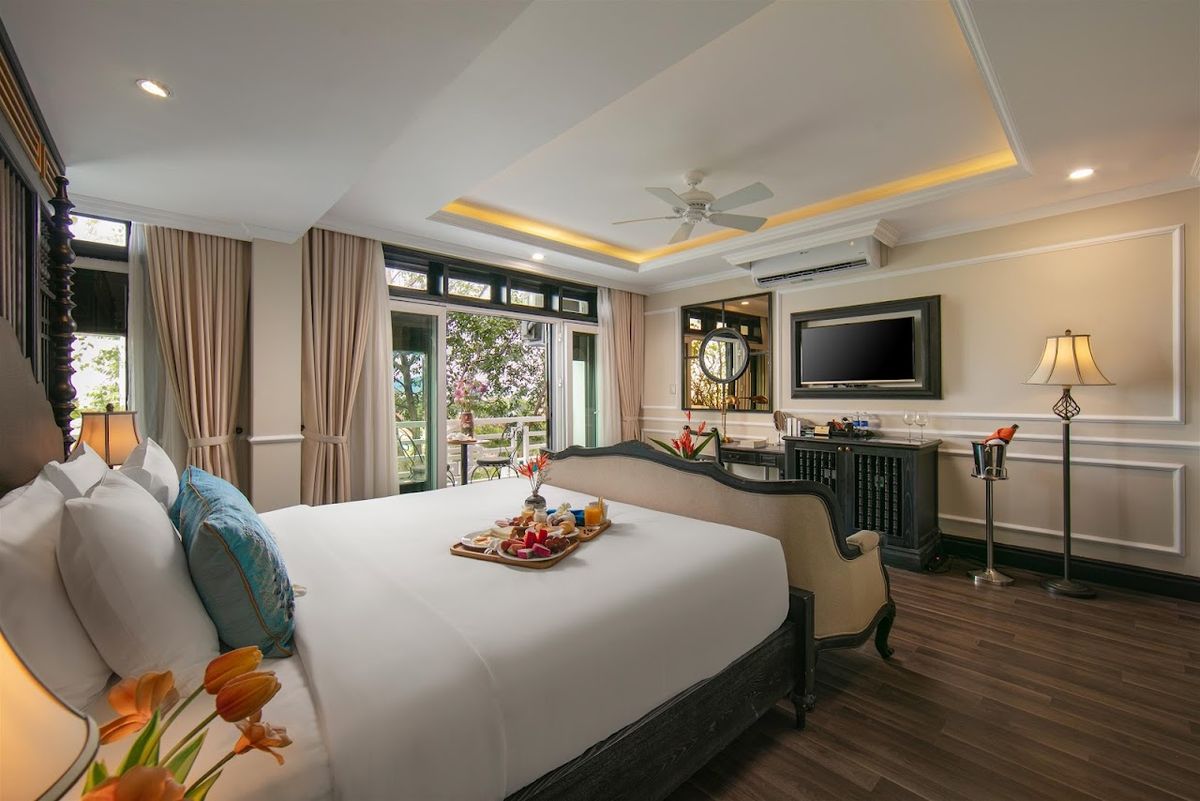 Hoi An Golden Holiday Elite pool and grounds in Hoi An Old Town
