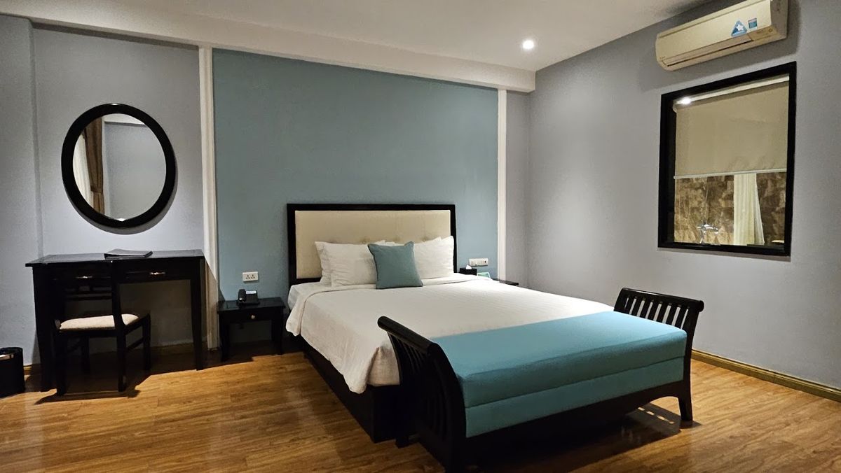 Hoian Sincerity Hotel & Spa pool and grounds in Hoi An Old Town