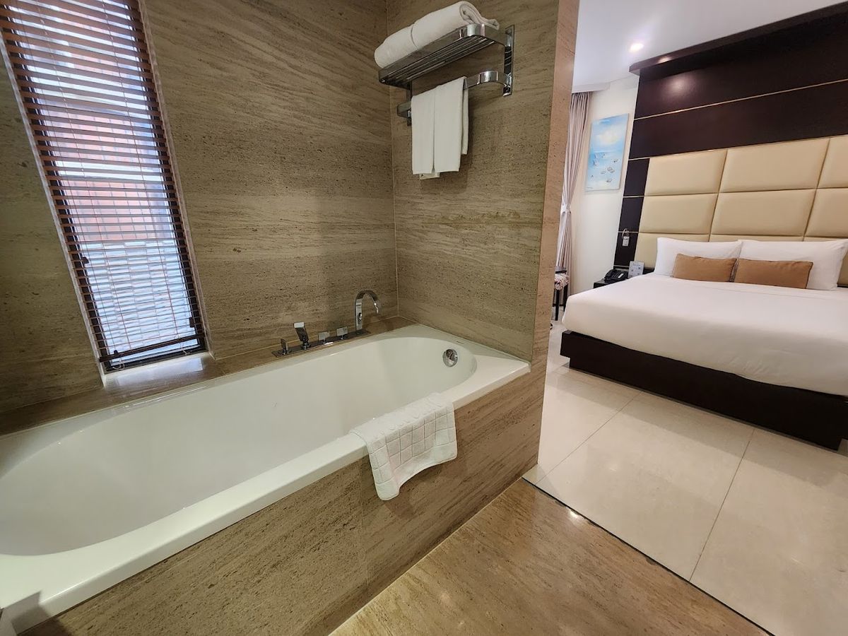 Holiday Beach Hotel Danang facilities in My Khe Beach