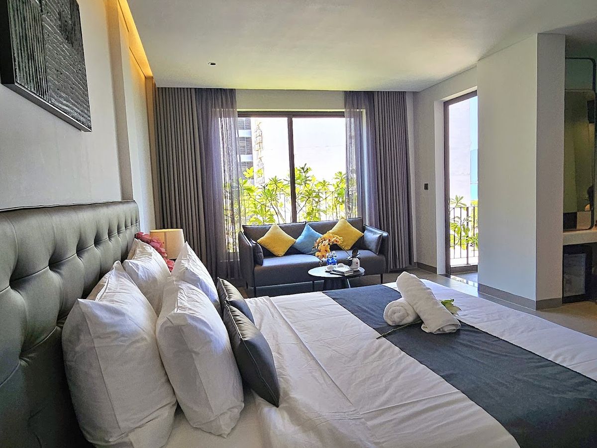 JBAY Beachfront Boutique Hotel Da Nang pool and grounds in My Khe Beach