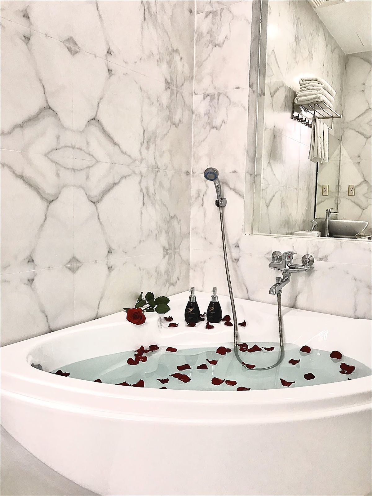 Khách Sạn Ánh Nguyệt Đà Nẵng room interior in Da Nang City Centre