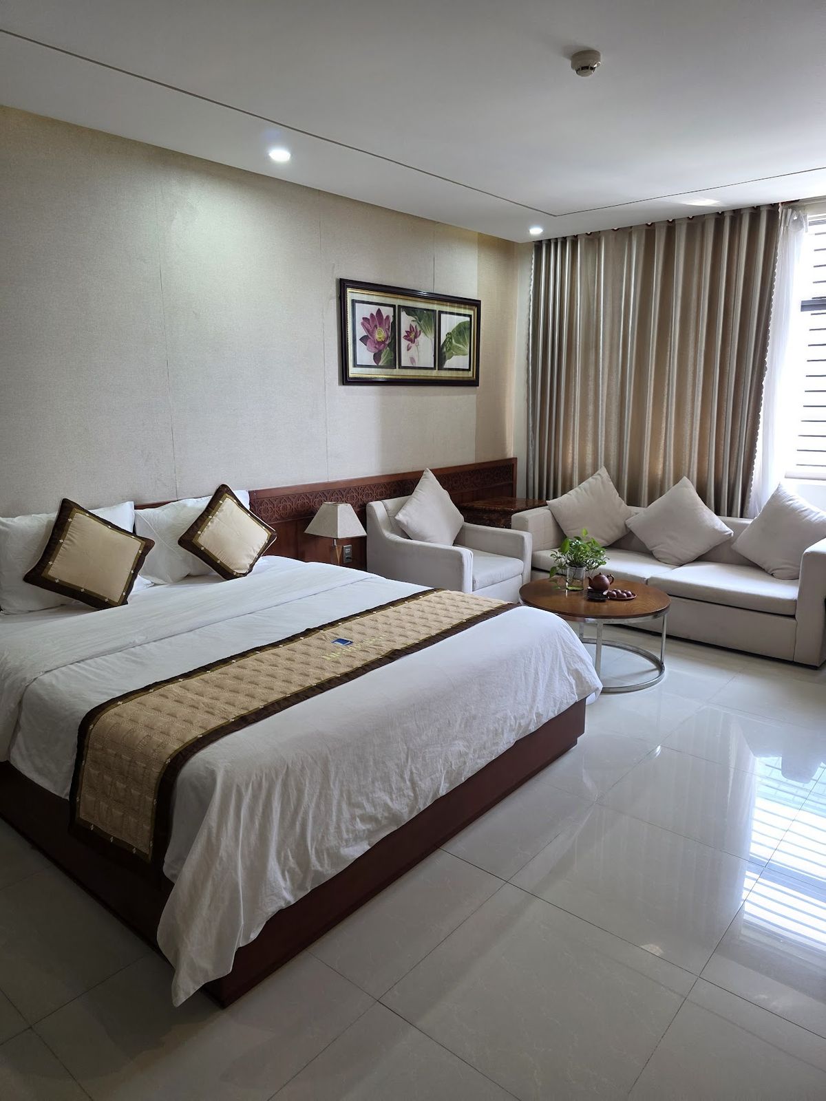 Khách Sạn Liberty pool and grounds in Da Nang City Centre