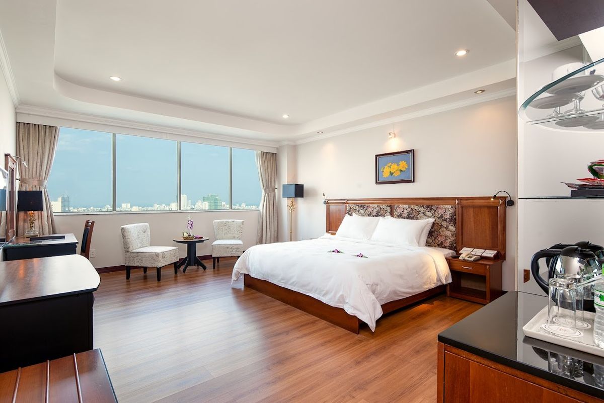 Khách sạn Mường Thanh Luxury Sông Hàn pool and grounds in Da Nang City Centre