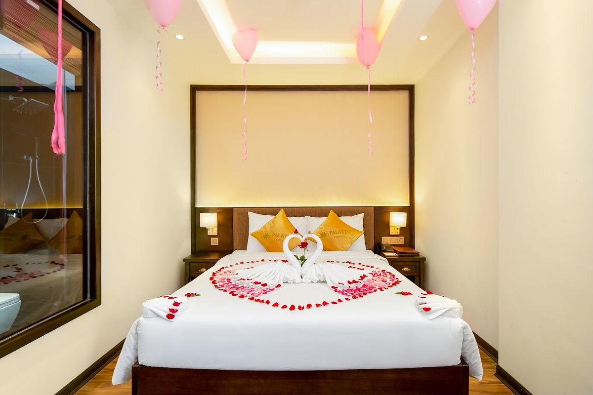 KHÁCH SẠN PALAZZO LUXURY ĐÀ NẴNG pool and grounds in An Thuong