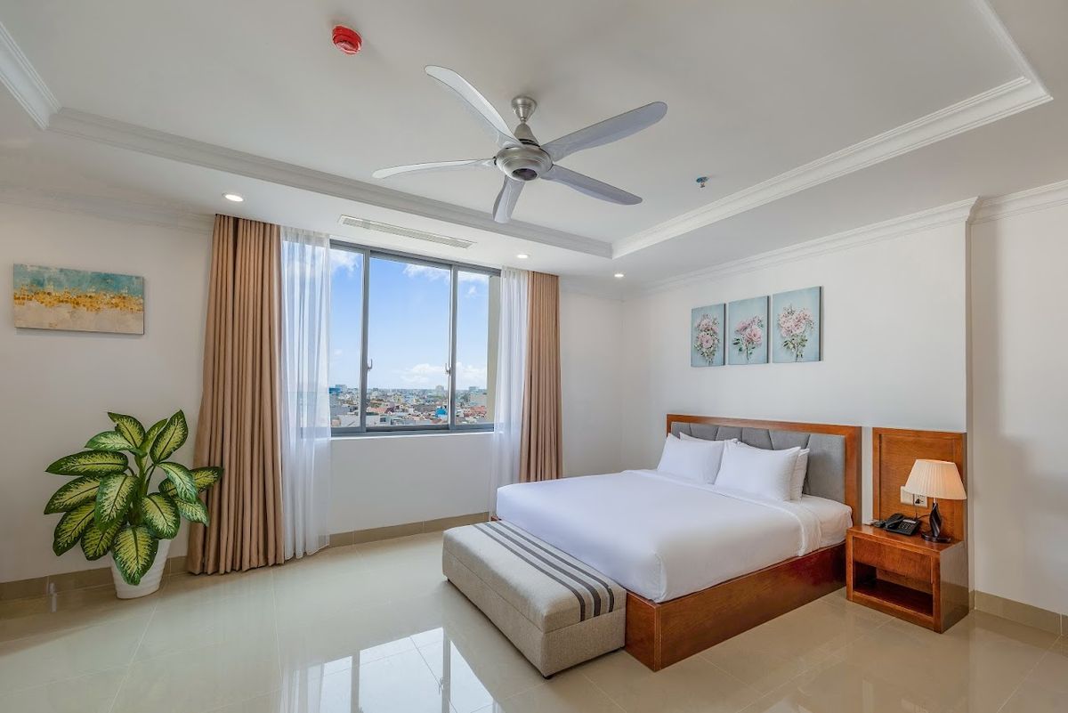 KIWI BEACHSIDE HOTEL & CAFÉ DA NANG pool and grounds in An Thuong
