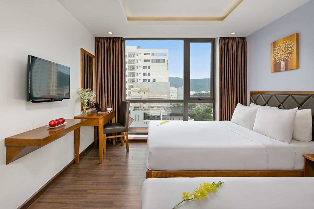 Lâm Anh Hotel room interior in My Khe Beach