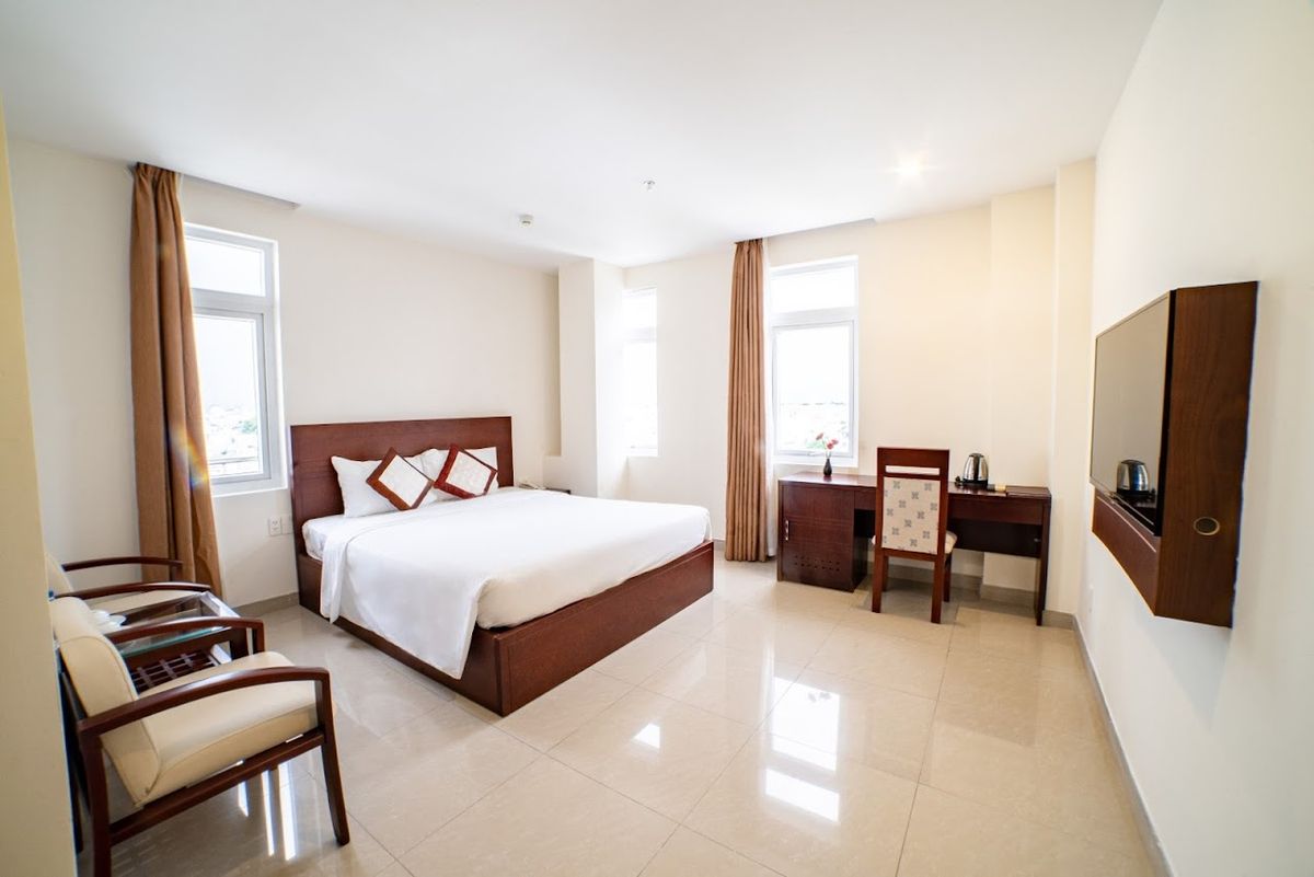 Lychee Hotel pool and grounds in Da Nang City Centre