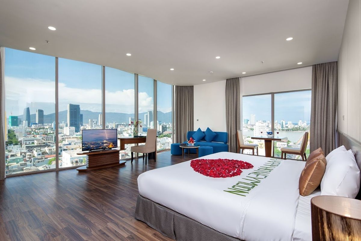 Mitisa Hotel pool and grounds in Da Nang City Centre