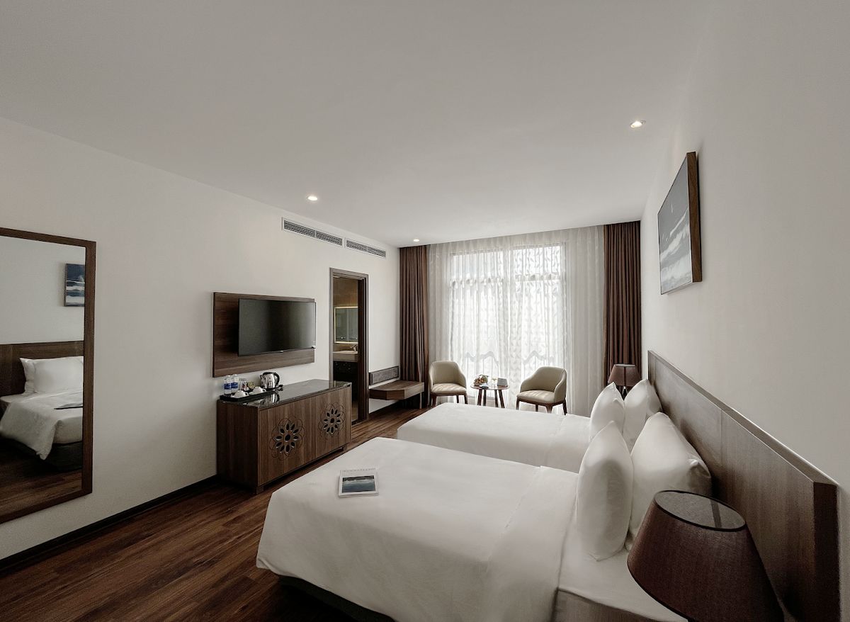 Nesta Danang Hotel pool and grounds in My Khe Beach