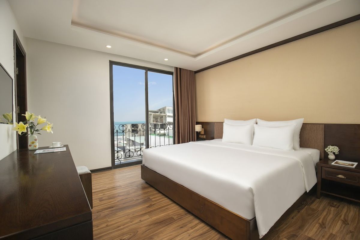 Palazzo Boutique Hotel pool and grounds in An Thuong