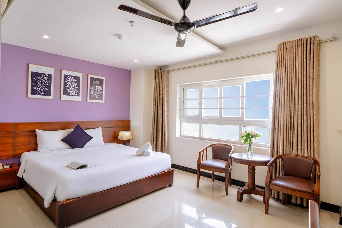 Quoc Cuong Center Hotel pool and grounds in Da Nang City Centre