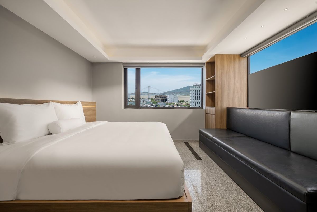Rest Hotel and Apartment pool and grounds in Da Nang City Centre
