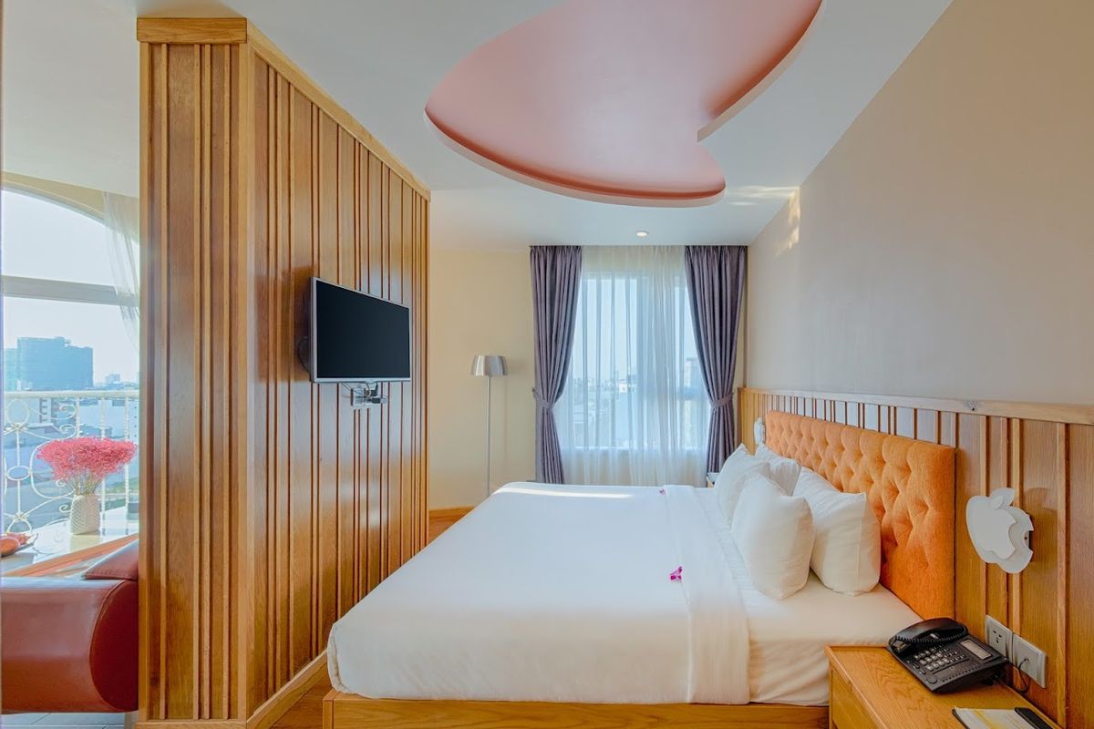 Sea Queen Hotel pool and grounds in An Thuong