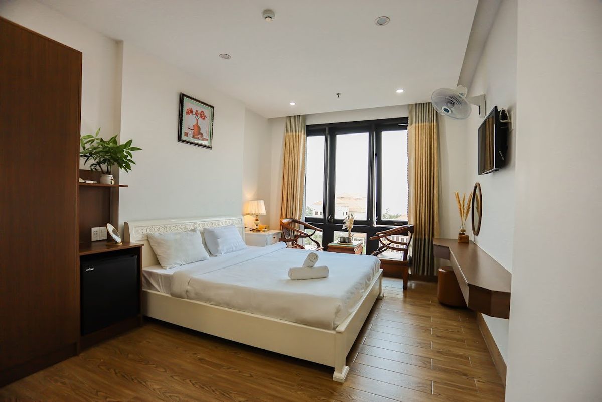 SeaColor Beachstay Danang By Haviland pool and grounds in My Khe Beach