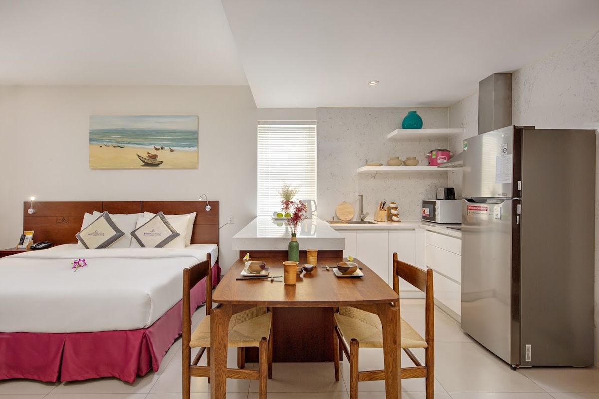 SEN Boutique Hotel Danang pool and grounds in My Khe Beach