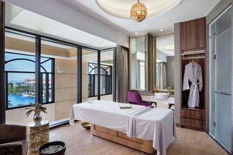 Sheraton Grand Danang Beach Resort & Spa pool and grounds in Da Nang City Centre