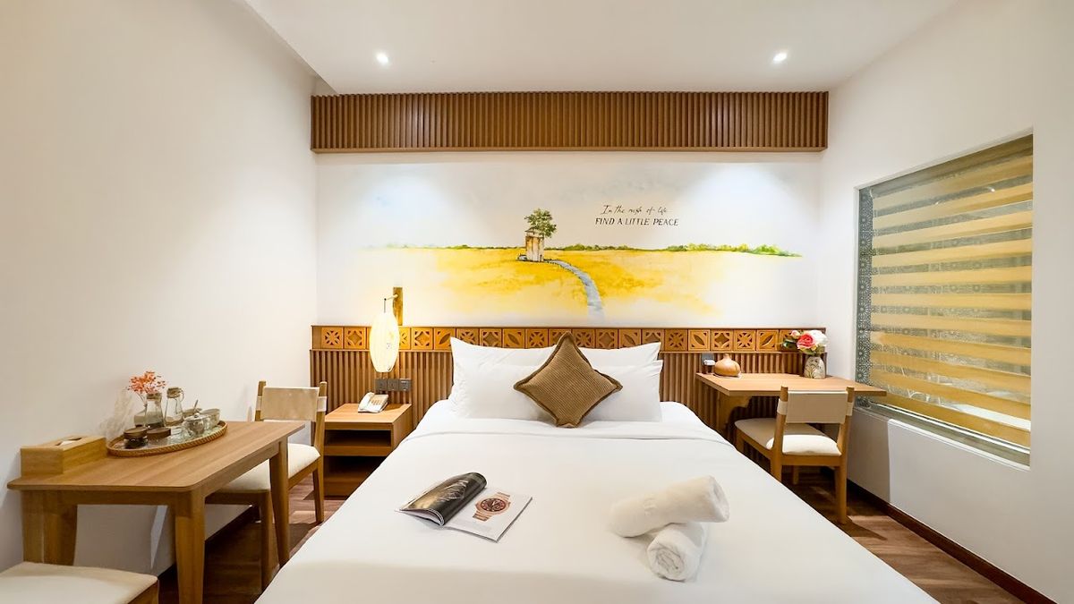Sujet Beach Hotel Da Nang pool and grounds in Da Nang City Centre