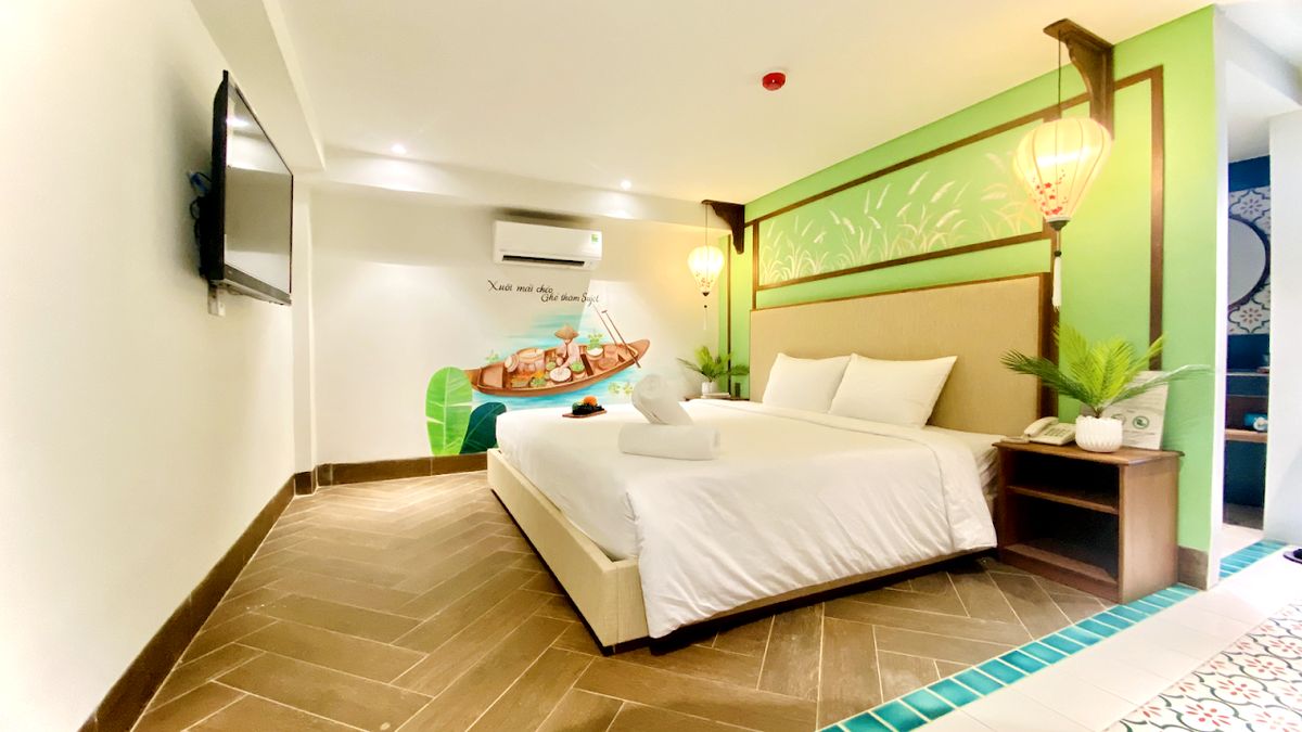 Sujet Hotel Da Nang pool and grounds in My Khe Beach